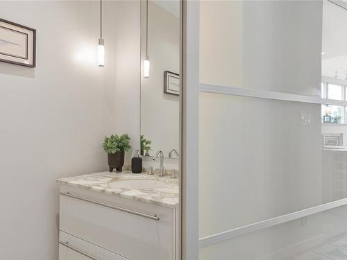 401-68 Songhees Rd, Victoria, BC - Indoor Photo Showing Bathroom