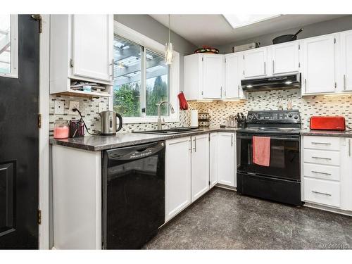 900 Hobson Ave, Courtenay, BC - Indoor Photo Showing Kitchen