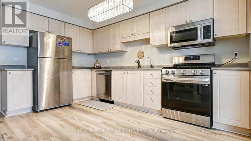 145 Montgomery Boulevard, Orangeville, ON - Indoor Photo Showing Kitchen