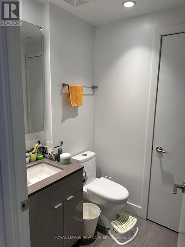 #4605 -7 Grenville St, Toronto, ON - Indoor Photo Showing Bathroom