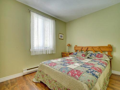 Bedroom - 250 Ch. Millette, Lac-Des-Seize-Îles, QC - Indoor Photo Showing Bedroom