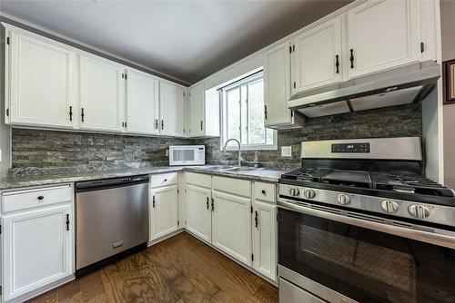 134 Schooley Road, Fort Erie, ON - Indoor Photo Showing Kitchen With Double Sink