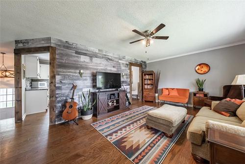 134 Schooley Road, Fort Erie, ON - Indoor Photo Showing Living Room