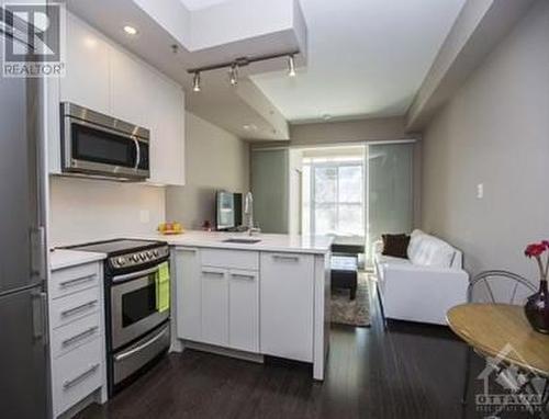 108 Richmond Road Unit#303, Ottawa, ON - Indoor Photo Showing Kitchen With Upgraded Kitchen