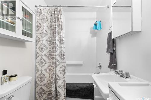 416 10Th Avenue Nw, Moose Jaw, SK - Indoor Photo Showing Bathroom