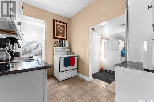 416 10Th Avenue Nw, Moose Jaw, SK - Indoor Photo Showing Kitchen With Double Sink