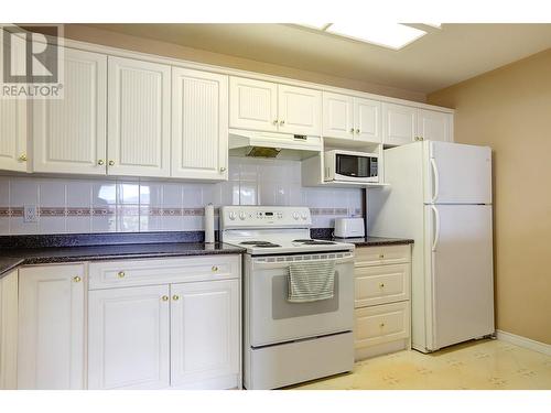 3220 Centennial Drive Unit# 312, Vernon, BC - Indoor Photo Showing Kitchen