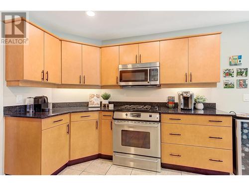 3936 Gallaghers Parkway, Kelowna, BC - Indoor Photo Showing Kitchen