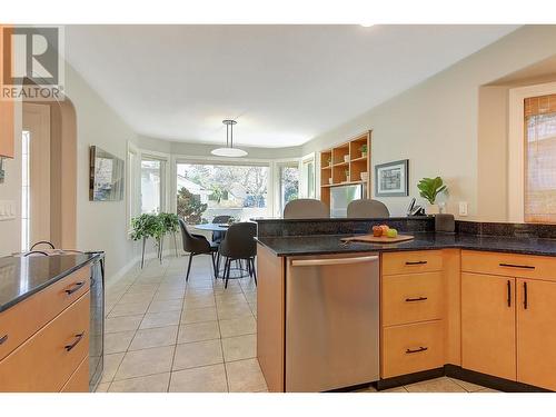 3936 Gallaghers Parkway, Kelowna, BC - Indoor Photo Showing Kitchen