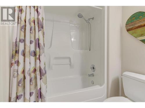 3936 Gallaghers Parkway, Kelowna, BC - Indoor Photo Showing Bathroom