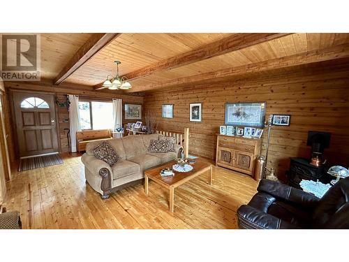 6315 Mulligan Drive, Horse Lake, BC - Indoor Photo Showing Living Room