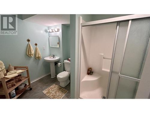 6315 Mulligan Drive, Horse Lake, BC - Indoor Photo Showing Bathroom