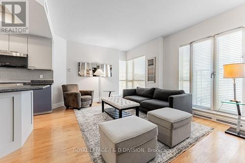 #603 -38 Avenue Rd W, Toronto, ON - Indoor Photo Showing Living Room