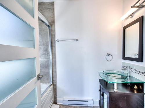Salle de bains attenante Ã  la CCP - 257 Rue Cousineau, Laval (Pont-Viau), QC - Indoor Photo Showing Bathroom