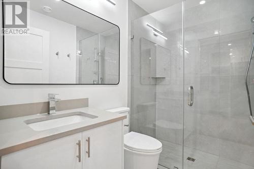 2 2732 E 56Th Avenue, Vancouver, BC - Indoor Photo Showing Bathroom