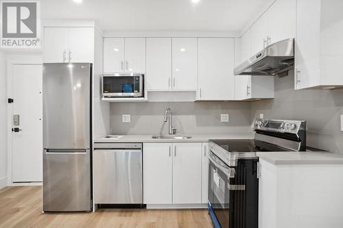 2 2732 E 56Th Avenue, Vancouver, BC - Indoor Photo Showing Kitchen With Stainless Steel Kitchen With Upgraded Kitchen