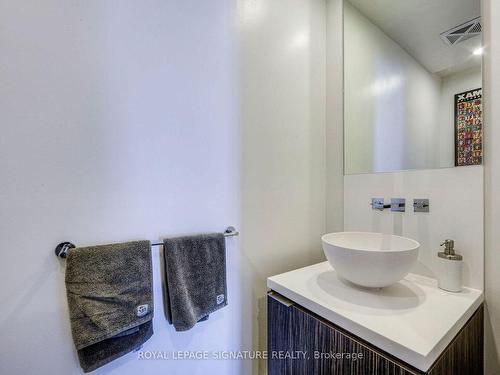6101-1 Bloor St E, Toronto, ON - Indoor Photo Showing Bathroom