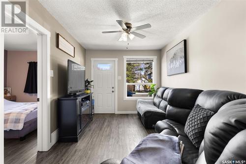 908 Elliott Street, Regina, SK - Indoor Photo Showing Living Room