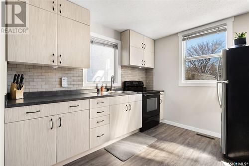 908 Elliott Street, Regina, SK - Indoor Photo Showing Kitchen