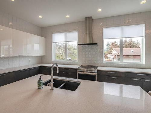 101-163 Townley Street, Penticton, BC - Indoor Photo Showing Kitchen With Double Sink With Upgraded Kitchen