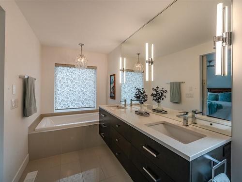 101-163 Townley Street, Penticton, BC - Indoor Photo Showing Bathroom