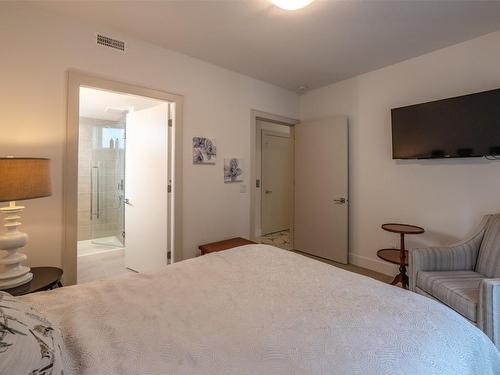101-163 Townley Street, Penticton, BC - Indoor Photo Showing Bedroom
