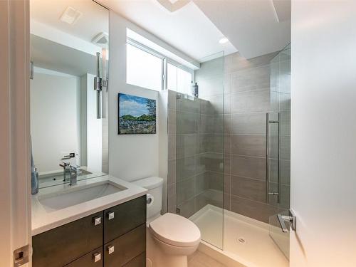 101-163 Townley Street, Penticton, BC - Indoor Photo Showing Bathroom