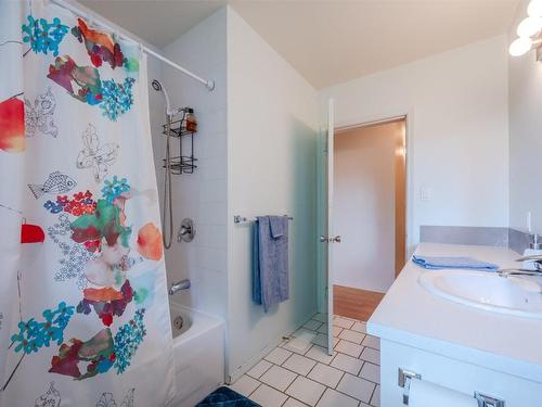 313 Linden Avenue, Kaleden, BC - Indoor Photo Showing Bathroom