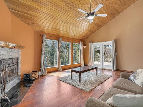 6750 Highway 33, Kelowna, BC - Indoor Photo Showing Living Room With Fireplace