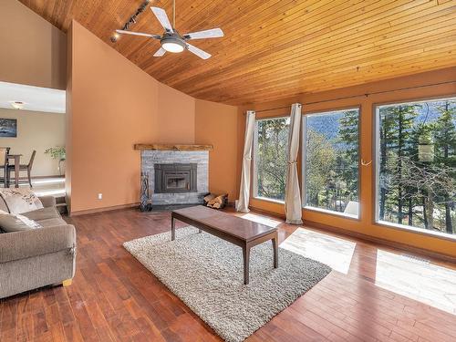6750 Highway 33, Kelowna, BC - Indoor Photo Showing Living Room With Fireplace