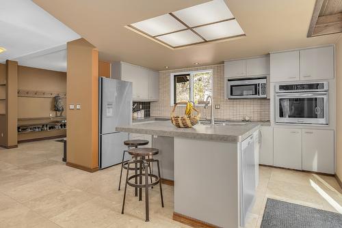 6750 Highway 33, Kelowna, BC - Indoor Photo Showing Kitchen