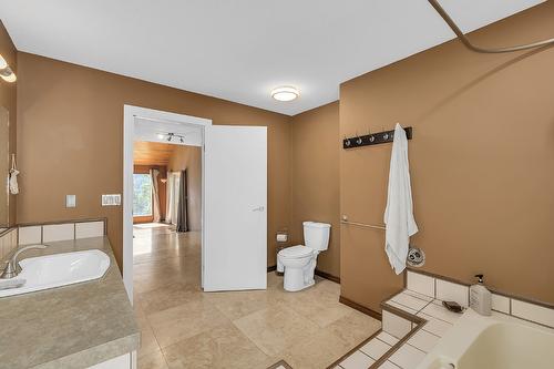 6750 Highway 33, Kelowna, BC - Indoor Photo Showing Bathroom