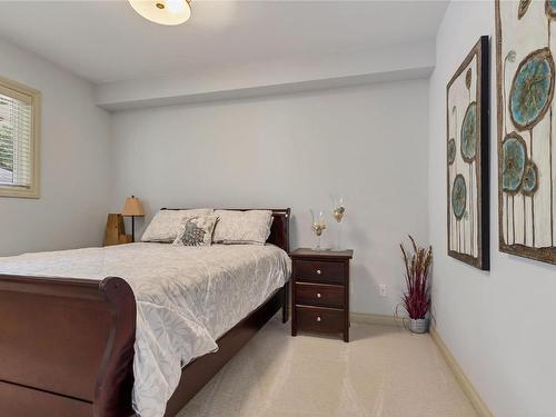 405-7922 Okanagan Landing Road, Vernon, BC - Indoor Photo Showing Bedroom