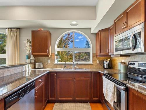 405-7922 Okanagan Landing Road, Vernon, BC - Indoor Photo Showing Kitchen With Double Sink