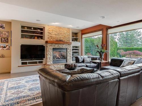 2053 Capistrano Drive, Kelowna, BC - Indoor Photo Showing Living Room With Fireplace