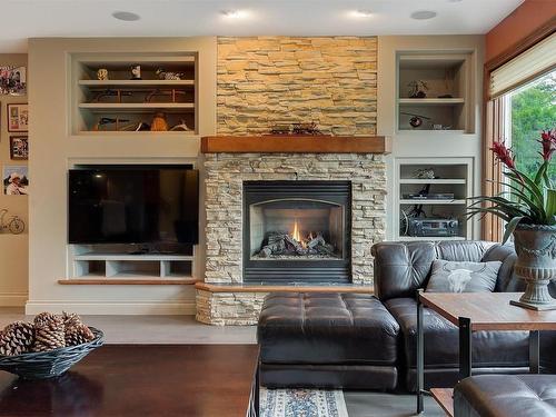 2053 Capistrano Drive, Kelowna, BC - Indoor Photo Showing Living Room With Fireplace