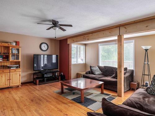 11319 Roberts Road, Lake Country, BC - Indoor Photo Showing Living Room