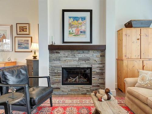 70-1960 Klo Road, Kelowna, BC - Indoor Photo Showing Living Room With Fireplace
