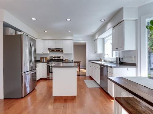 1045 Waldie Court, Kelowna, BC - Indoor Photo Showing Kitchen With Upgraded Kitchen