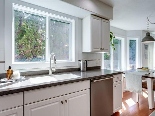 1045 Waldie Court, Kelowna, BC - Indoor Photo Showing Kitchen With Double Sink