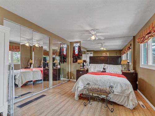 3400 Pleasant Valley Road, Vernon, BC - Indoor Photo Showing Bedroom