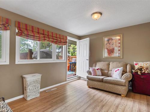 3400 Pleasant Valley Road, Vernon, BC - Indoor Photo Showing Living Room