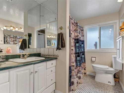 3400 Pleasant Valley Road, Vernon, BC - Indoor Photo Showing Bathroom