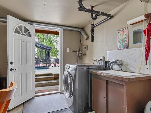 3400 Pleasant Valley Road, Vernon, BC - Indoor Photo Showing Laundry Room