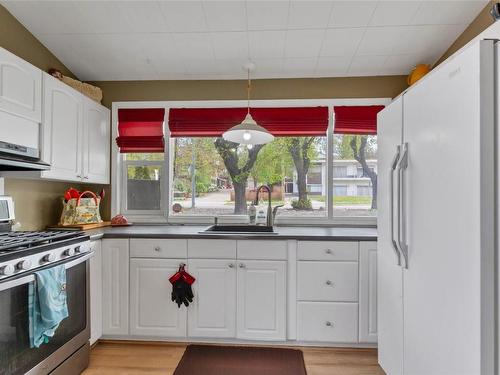 3400 Pleasant Valley Road, Vernon, BC - Indoor Photo Showing Kitchen