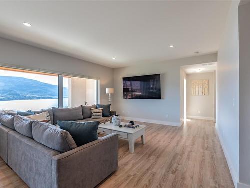 132 Skaha Hills Drive, Penticton, BC - Indoor Photo Showing Living Room