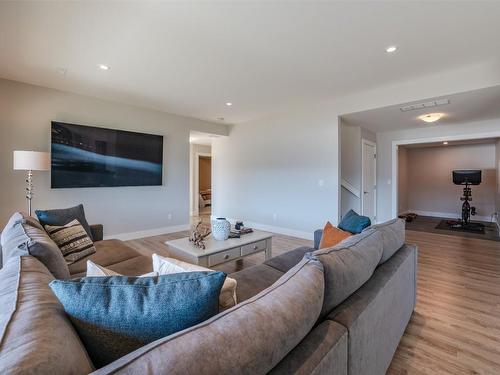 132 Skaha Hills Drive, Penticton, BC - Indoor Photo Showing Living Room