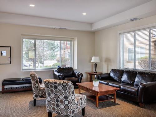313-2532 Shoreline Drive, Lake Country, BC - Indoor Photo Showing Living Room