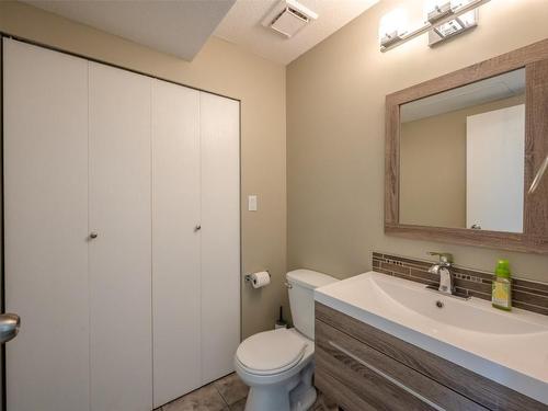 122&124 Highland Place, Penticton, BC - Indoor Photo Showing Bathroom