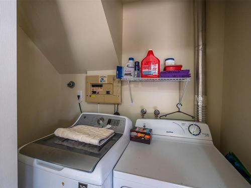 122&124 Highland Place, Penticton, BC - Indoor Photo Showing Laundry Room